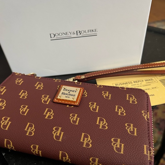 👜D&B BNIB! - Dooney & Bourke Folded Wristlet Style Greta in Bordeaux MSRP $148 - Picture 1 of 5